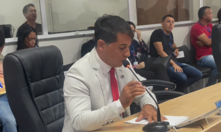 Vereador Rafael Cearense cobra recuperação de rua e limpeza urbana durante sessão legislativa em Juazeiro do Norte