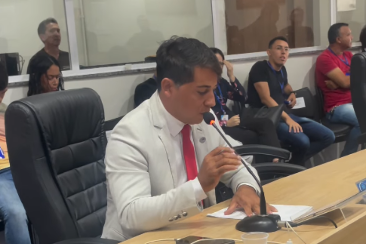 Vereador Rafael Cearense cobra recuperação de rua e limpeza urbana durante sessão legislativa em Juazeiro do Norte