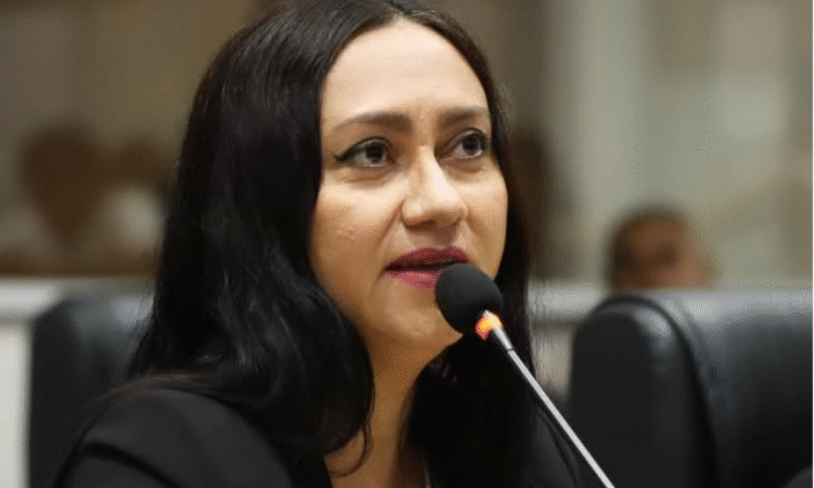 Jacqueline Gouveia cobra reparo urgente em ponto de ônibus e reforça segurança de usuários em Juazeiro