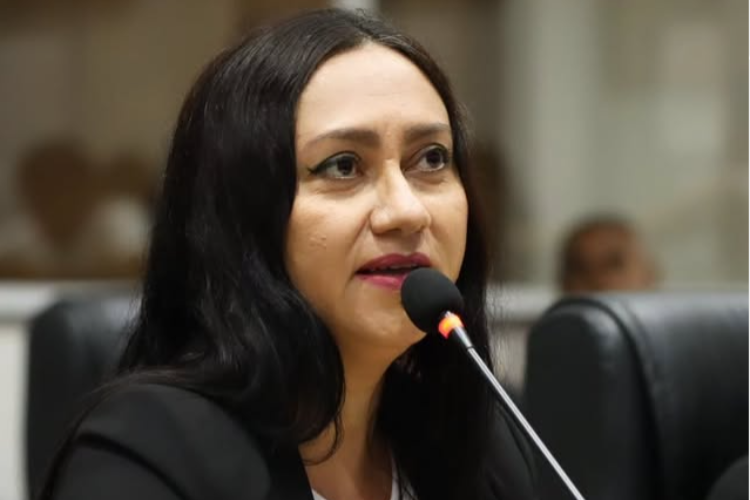 Jacqueline Gouveia cobra reparo urgente em ponto de ônibus e reforça segurança de usuários em Juazeiro