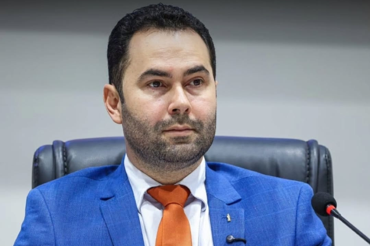 Vereador Barbosa Neto cobra tapa-buracos e revitalização de praça e quadra durante sessão em Juazeiro