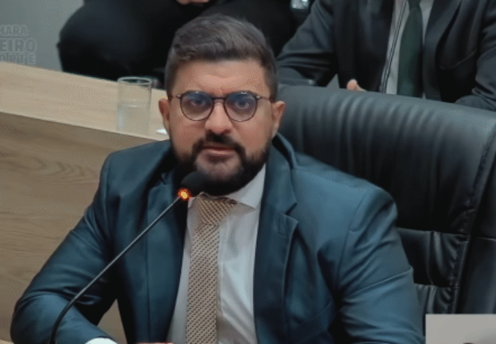 Vereador Lukão cobra poda de árvore e limpeza de praça para reforçar segurança em bairros de Juazeiro