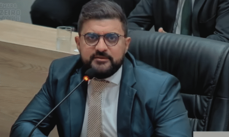 Vereador Lukão cobra poda de árvore e limpeza de praça para reforçar segurança em bairros de Juazeiro