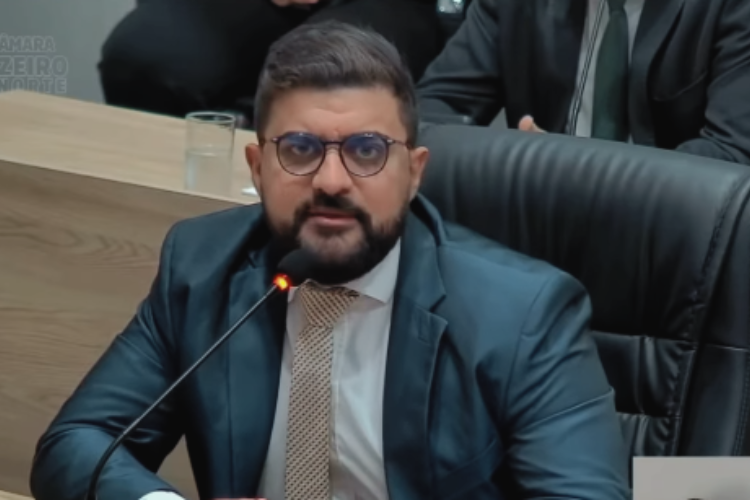 Vereador Lukão cobra poda de árvore e limpeza de praça para reforçar segurança em bairros de Juazeiro