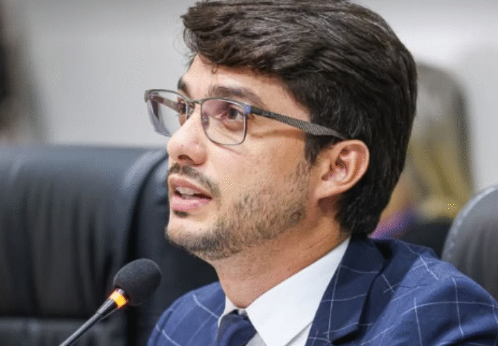 Vereador Vinícius Duarte cobra pavimentação asfáltica e melhorias em ruas de Juazeiro durante sessão legislativa