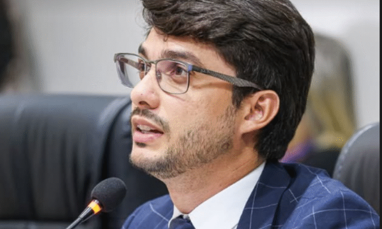 Vereador Vinícius Duarte cobra pavimentação asfáltica e melhorias em ruas de Juazeiro durante sessão legislativa