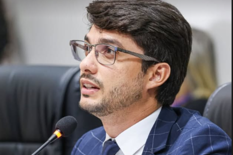 Vereador Vinícius Duarte cobra pavimentação asfáltica e melhorias em ruas de Juazeiro durante sessão legislativa