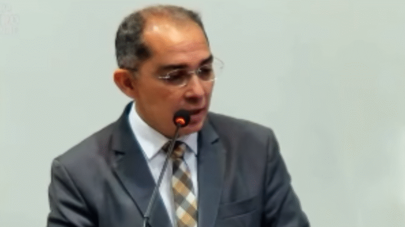 Vereador Vandinho Pereira cobra melhorias nos serviços da Cagece durante sessão em Juazeiro do Norte