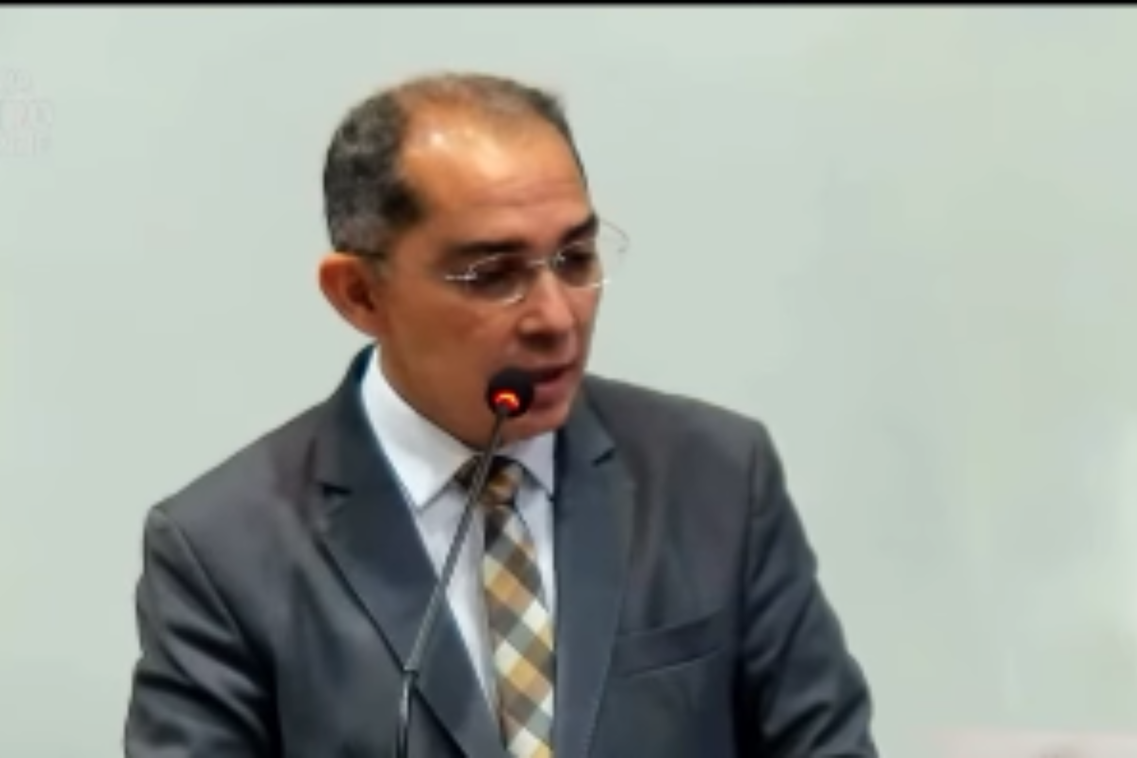 Vereador Vandinho Pereira cobra melhorias nos serviços da Cagece durante sessão em Juazeiro do Norte