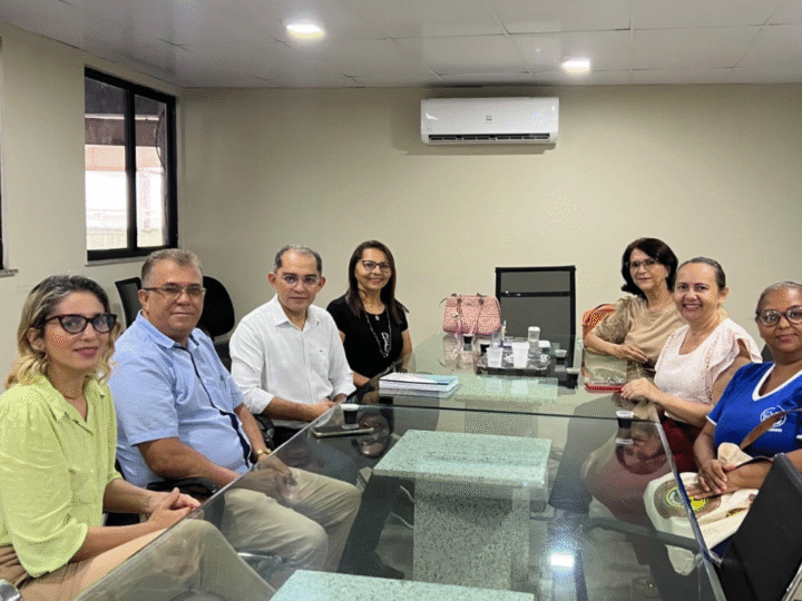 Vereador Vandinho Pereira reforça compromisso com as PICS durante encontro na Prefeitura