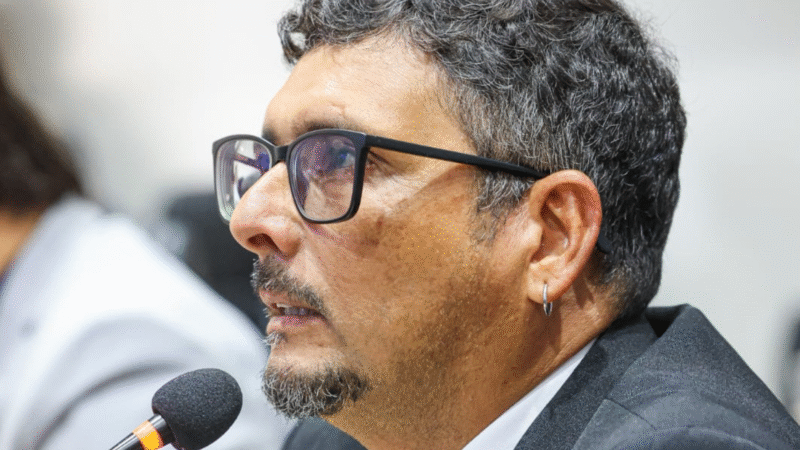 Vereador Damião Teles solicita asfaltamento da Rua Dr. Mauro Sampaio para melhorar acesso ao comércio