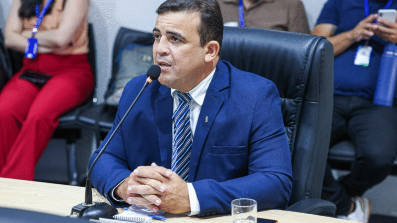 Vereador Alexandre Sobreira solicita capinação e reparos no calçamento da Rua Tabelião Luís Teófilo Machado, na Lagoa Seca