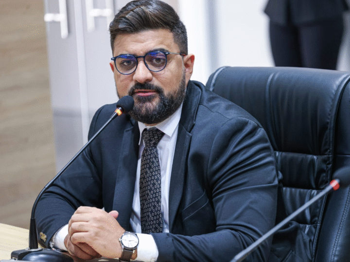 Vereador Lukão solicita limpeza urbana e reparos em ruas dos bairros Betolândia e Leandro Bezerra