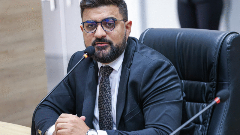 Vereador Lukão solicita limpeza urbana e reparos em ruas dos bairros Betolândia e Leandro Bezerra