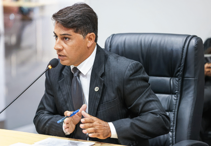 Vereador Rafael Cearense solicita melhorias em infraestrutura e limpeza urbana em Juazeiro do Norte