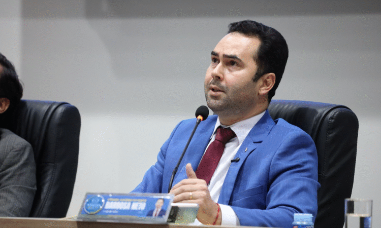 Vereador Barbosa Neto solicita recuperação asfáltica em ruas dos bairros Triângulo e Frei Damião