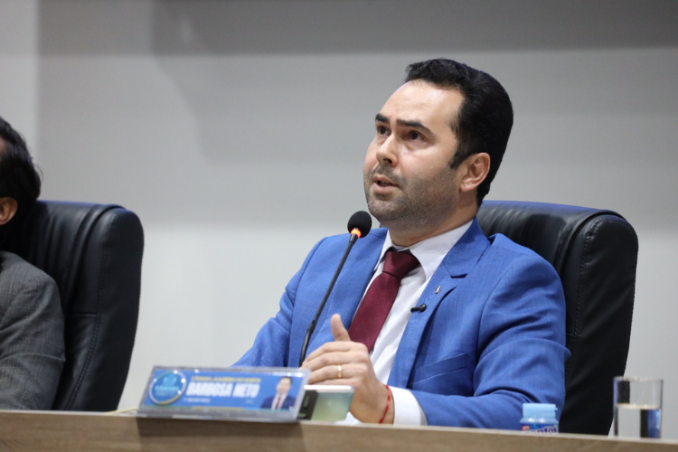 Vereador Barbosa Neto solicita recuperação asfáltica em ruas dos bairros Triângulo e Frei Damião