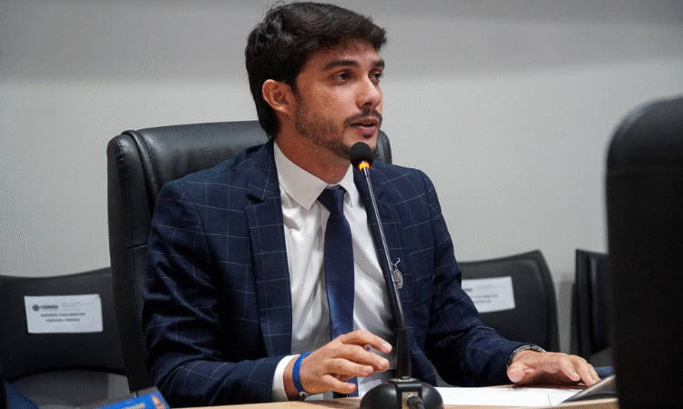 Vereador Vinícius Duarte solicita poda de área verde no bairro Franciscanos