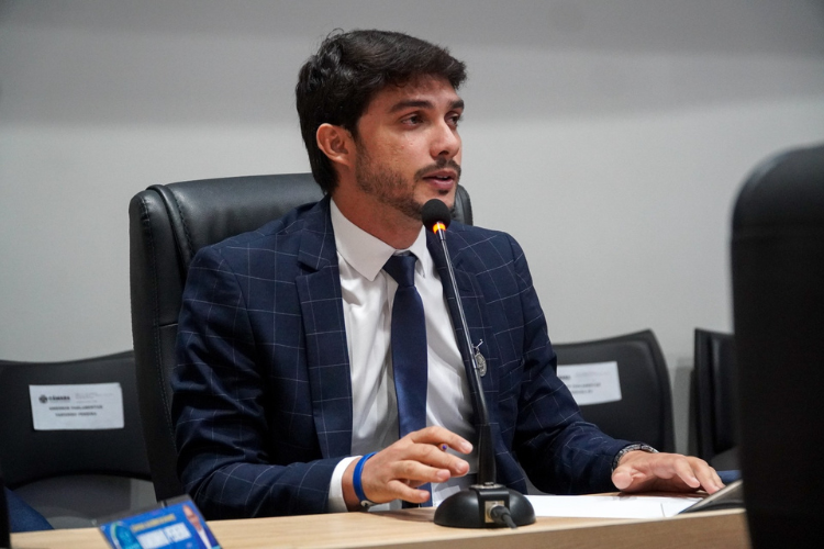 Vereador Vinícius Duarte solicita poda de área verde no bairro Franciscanos