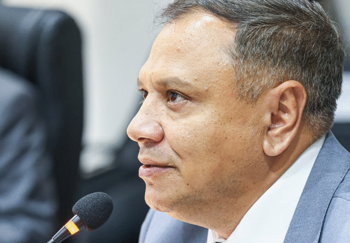 Vereador Cleilson Móveis solicita limpeza urbana, poda de árvores e verificação de esgoto em bairros de Juazeiro do Norte