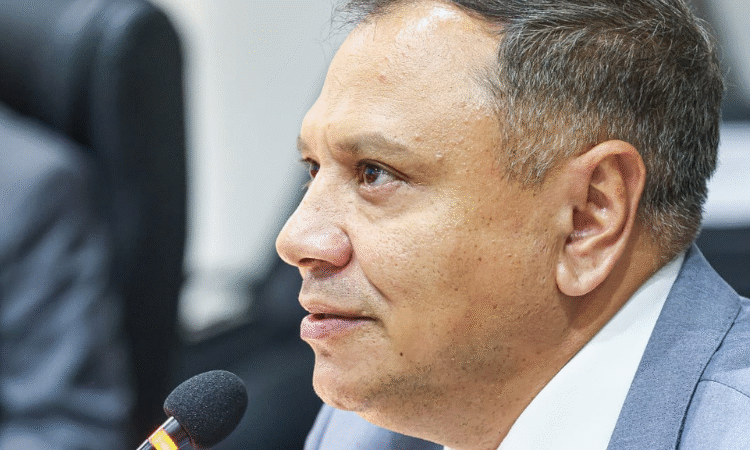 Vereador Cleilson Móveis solicita limpeza urbana, poda de árvores e verificação de esgoto em bairros de Juazeiro do Norte