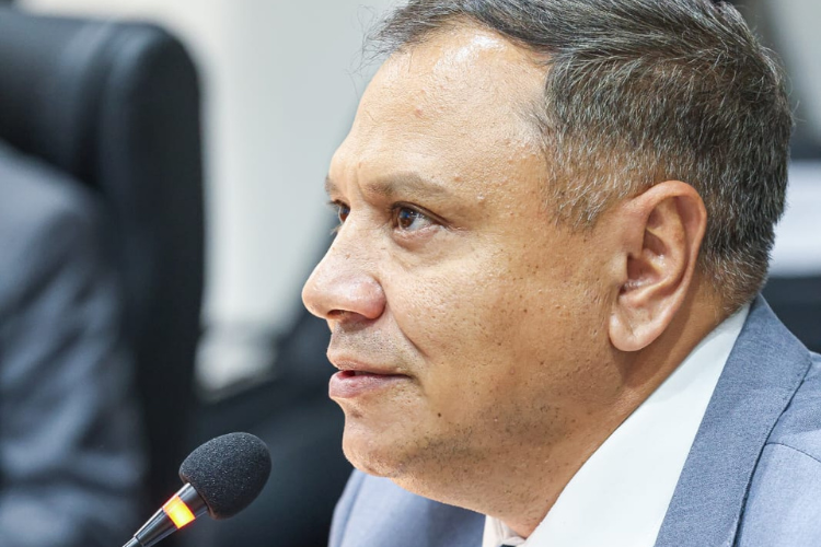 Vereador Cleilson Móveis solicita limpeza urbana, poda de árvores e verificação de esgoto em bairros de Juazeiro do Norte