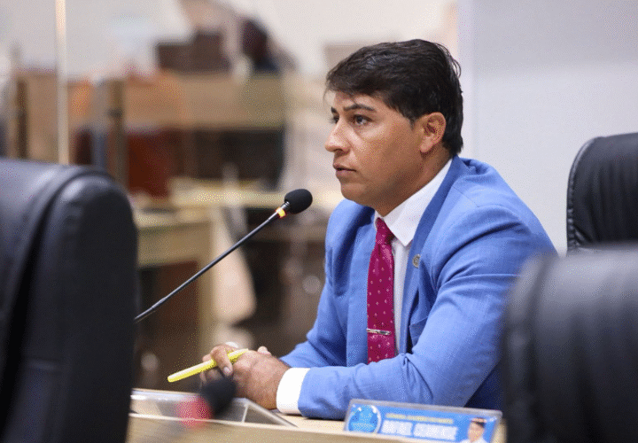 Vereador Rafael Cearense solicita sinalização de ruas e recuperação asfáltica em Juazeiro do Norte