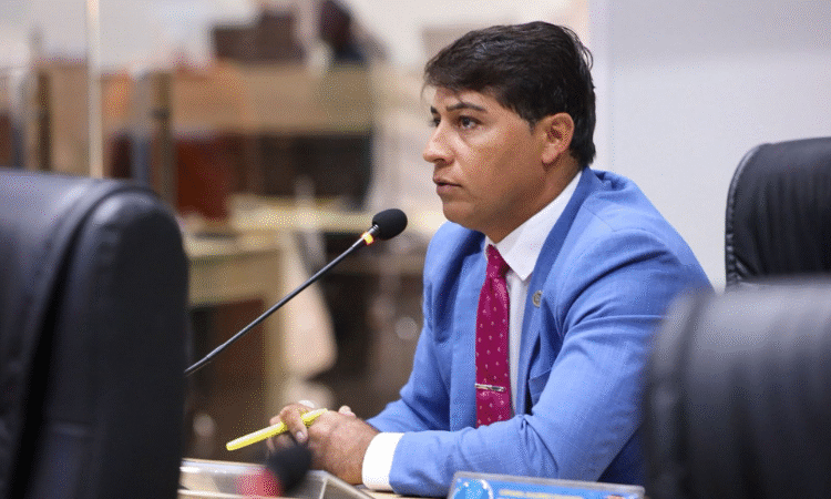 Vereador Rafael Cearense solicita sinalização de ruas e recuperação asfáltica em Juazeiro do Norte