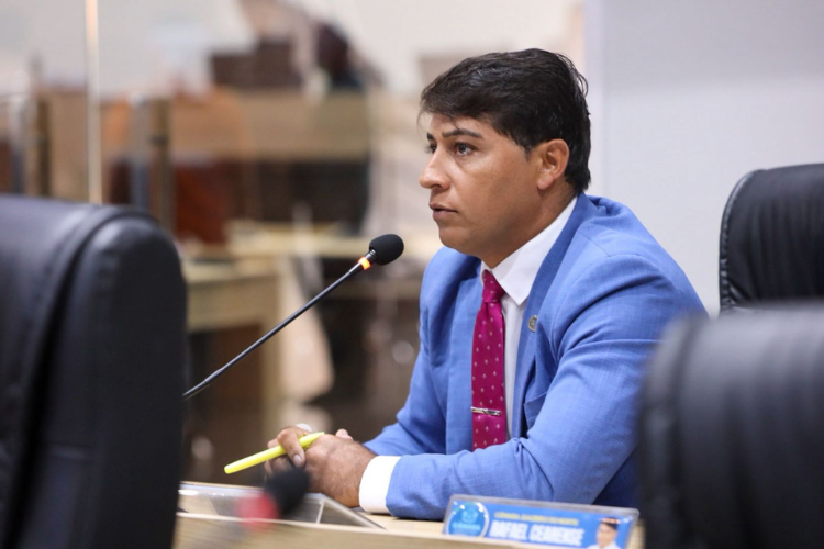 Vereador Rafael Cearense solicita sinalização de ruas e recuperação asfáltica em Juazeiro do Norte