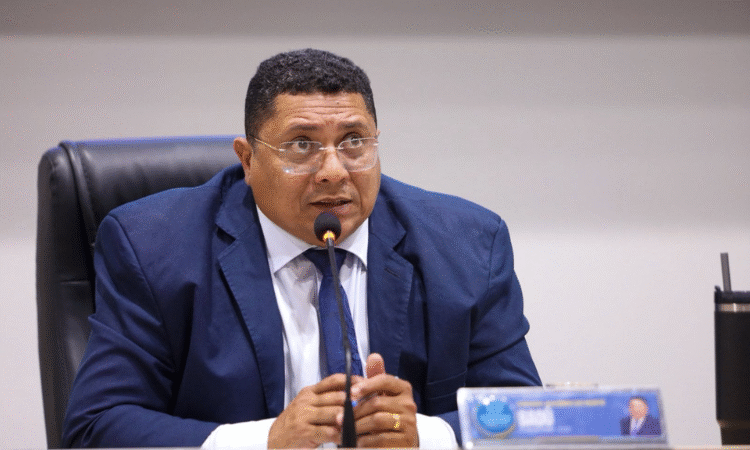 Vereador Badú solicita tapa-buracos e poda de árvores em bairros de Juazeiro do Norte