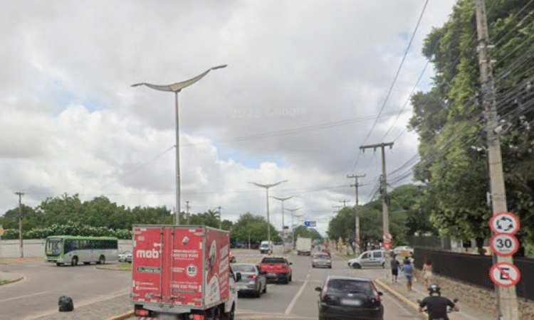 Vereador Chagas Moura solicita reparos em tampas de esgoto e recuperação do asfalto na Avenida Castelo Branco