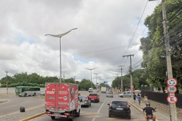 Vereador Chagas Moura solicita reparos em tampas de esgoto e recuperação do asfalto na Avenida Castelo Branco