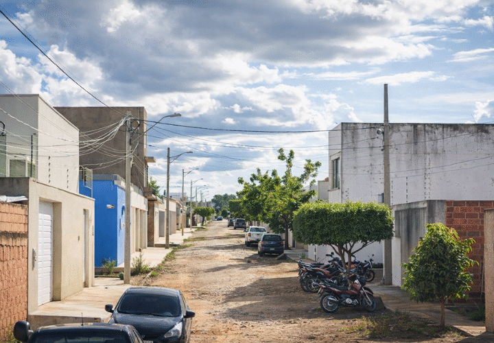 Vereador Alexandre Sobreira solicita reparos em via do bairro Tiradentes