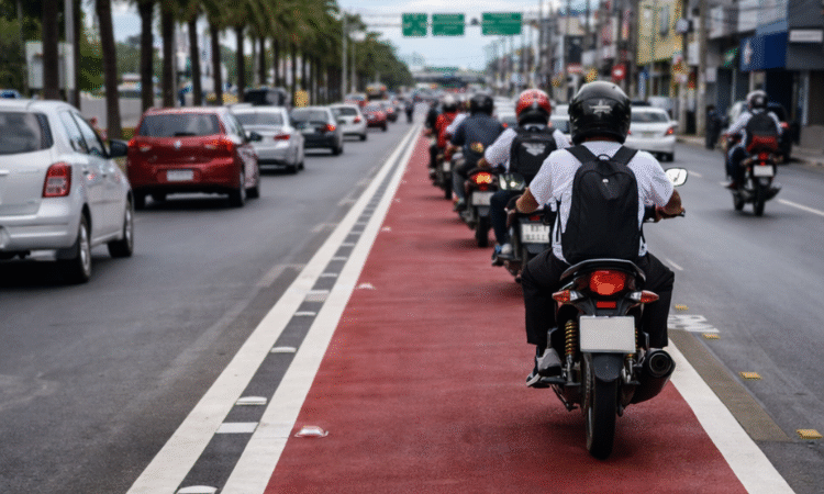 Vereador Boaz do Bolsonaro propõe criação de faixas exclusivas para motocicletas em avenidas de Juazeiro do Norte