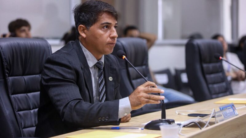 Vereador Rafael Cearense solicita operação tapa-buracos em vias de Juazeiro do Norte