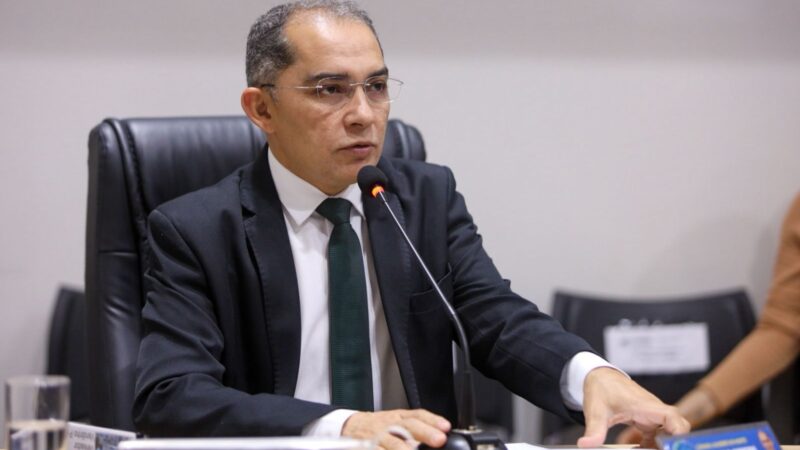 Vereador Vandinho Pereira solicita limpeza e capinação em rua do bairro Aeroporto