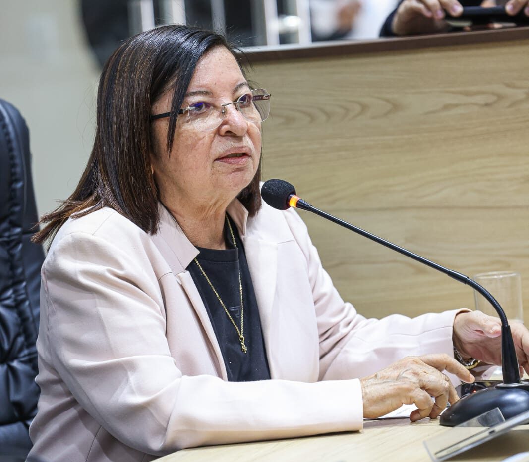 Vereadora Auricélia Bezerra solicita limpeza urbana e reparos asfálticos em Juazeiro do Norte
