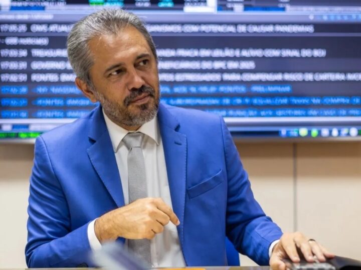 Governador Elmano de Freitas decreta ponto facultativo na quinta-feira (2) em respeito à tradição cristã