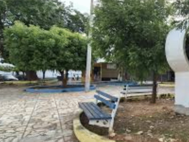 Vereador Vandinho Pereira solicita melhorias em praça pública no bairro Pio XII