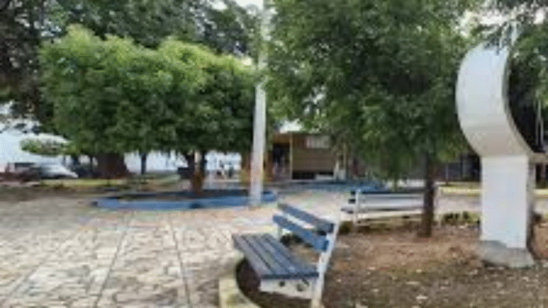 Vereador Vandinho Pereira solicita melhorias em praça pública no bairro Pio XII