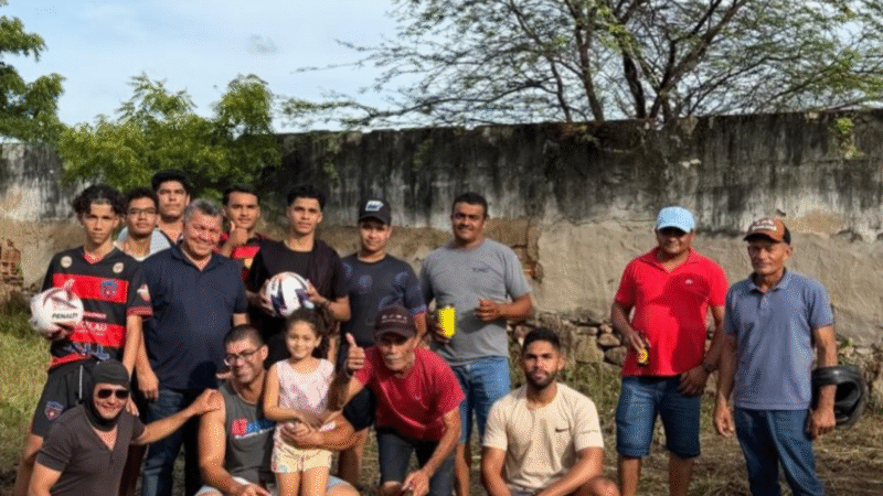 Vereador Chagas Moura acompanha construção de mini campo e reforça incentivo ao esporte infantil em Juazeiro do Norte
