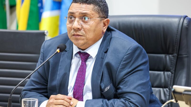 Vereador Badú cobra capinação urgente em via pública para garantir segurança e limpeza urbana em Juazeiro do Norte