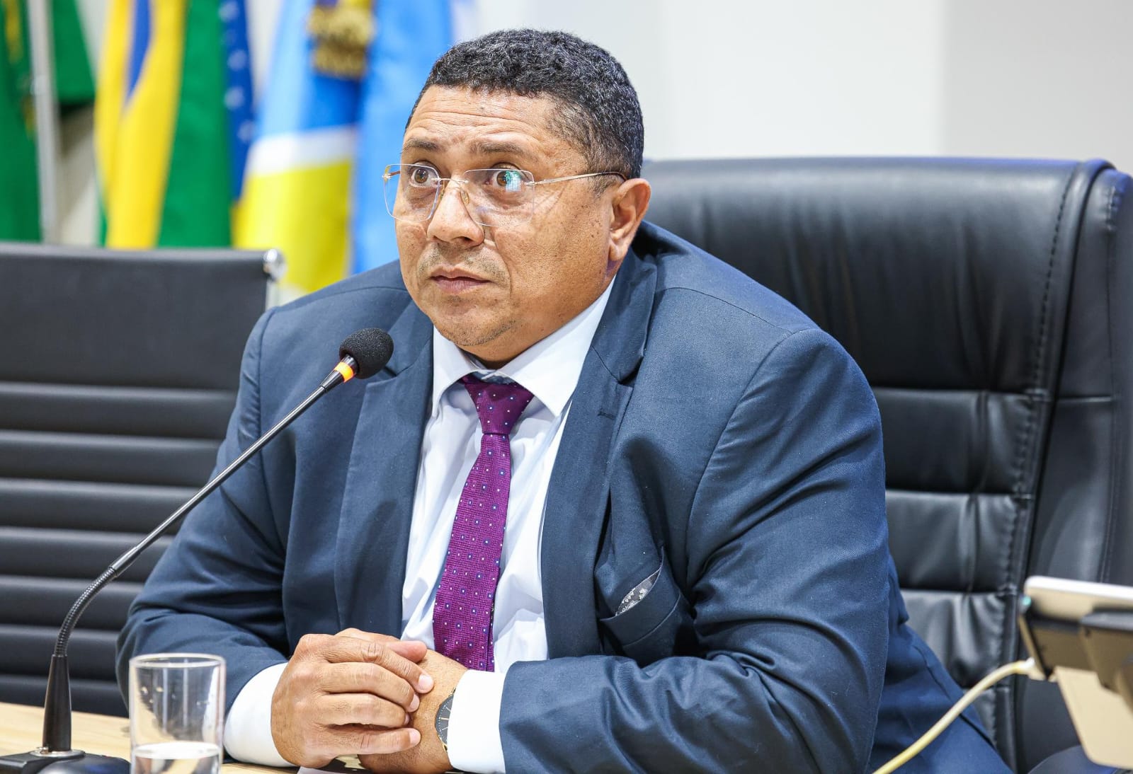 Vereador Badú cobra capinação urgente em via pública para garantir segurança e limpeza urbana em Juazeiro do Norte