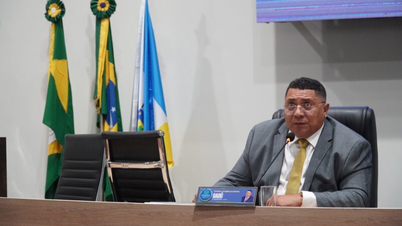 Badú cobra limpeza urbana e recuperação de via no bairro Triângulo