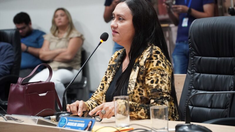 Vereadora Jacqueline Gouveia solicita serviços de capinação para melhoria da limpeza urbana em Juazeiro do Norte