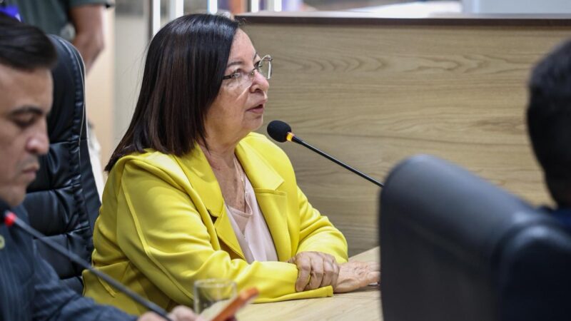 Vereadora Auricélia Bezerra solicita limpeza urbana e reparo em via no bairro Leandro Bezerra