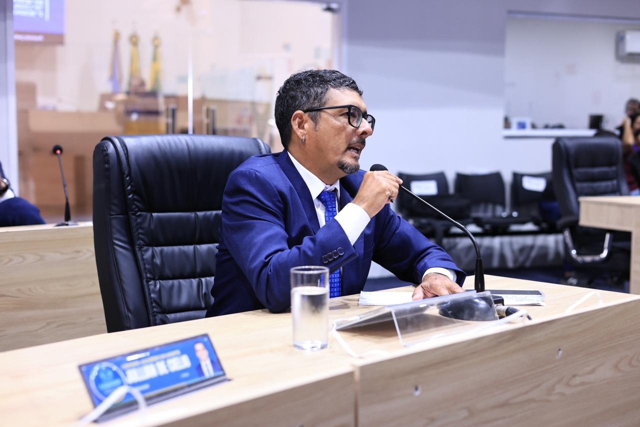 Vereador Damião Teles solicita poda de árvore e reparo em via no bairro Antônio Vieira