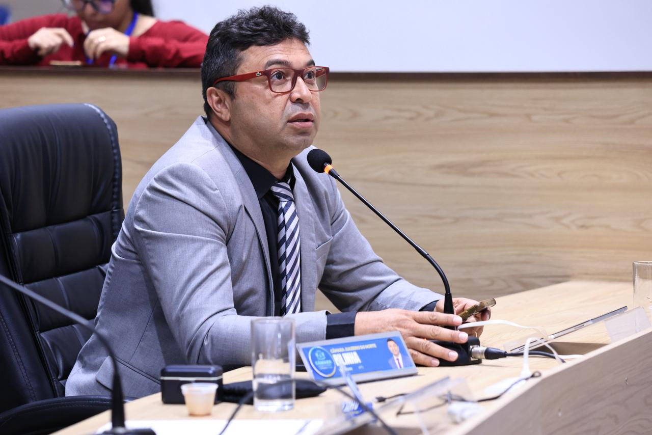 Vereadora Bilinha solicita melhorias de infraestrutura durante sessão ordinária em Juazeiro do Norte