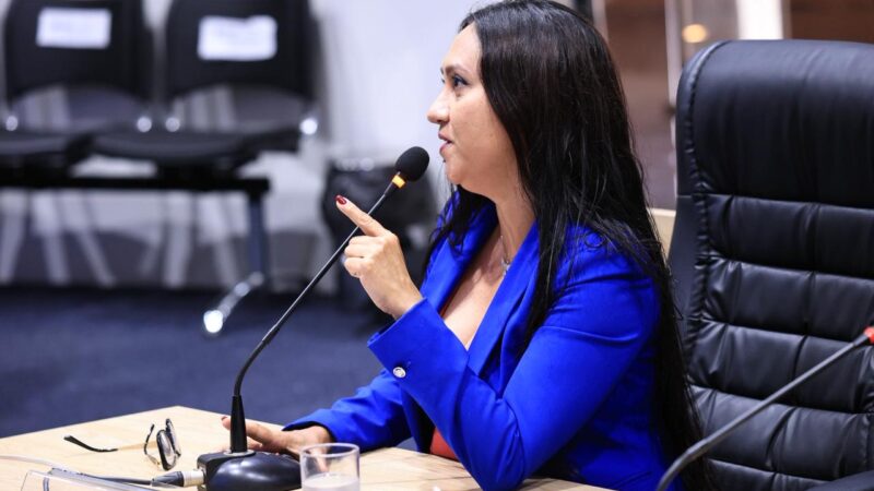 Vereadora Jacqueline Gouveia solicita capinação no bairro Tiradentes, em Juazeiro do Norte