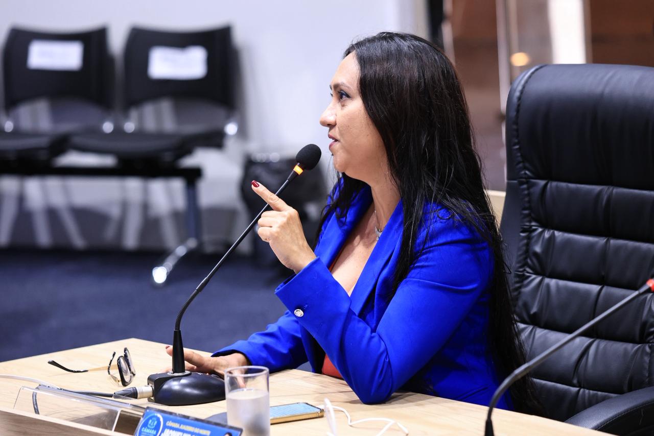 Vereadora Jacqueline Gouveia solicita capinação no bairro Tiradentes, em Juazeiro do Norte